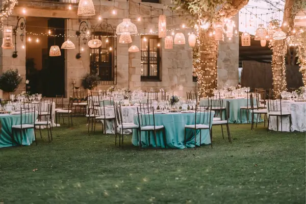 Iluminação com Tendas de Luz, Lanternas de Papel e Tochas para Festas ao Entardecer